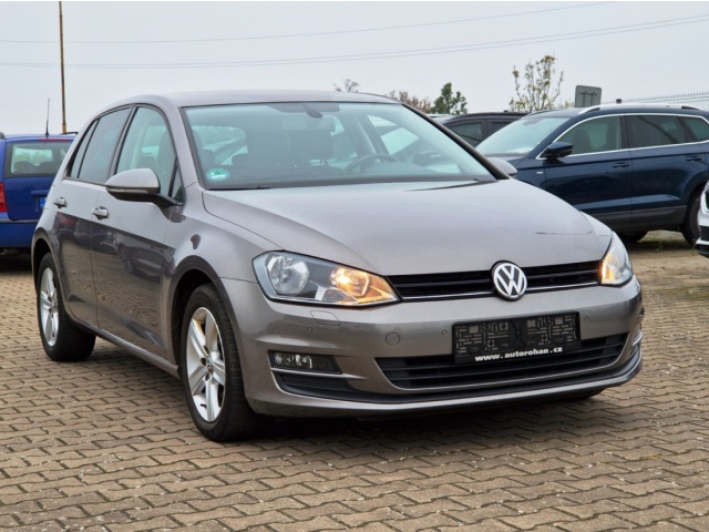 Volkswagen Golf 1.2TSi VÝHŘEV AUTO. PARKOVÁNÍ 